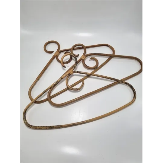 Lot de 3 cintres en rotin