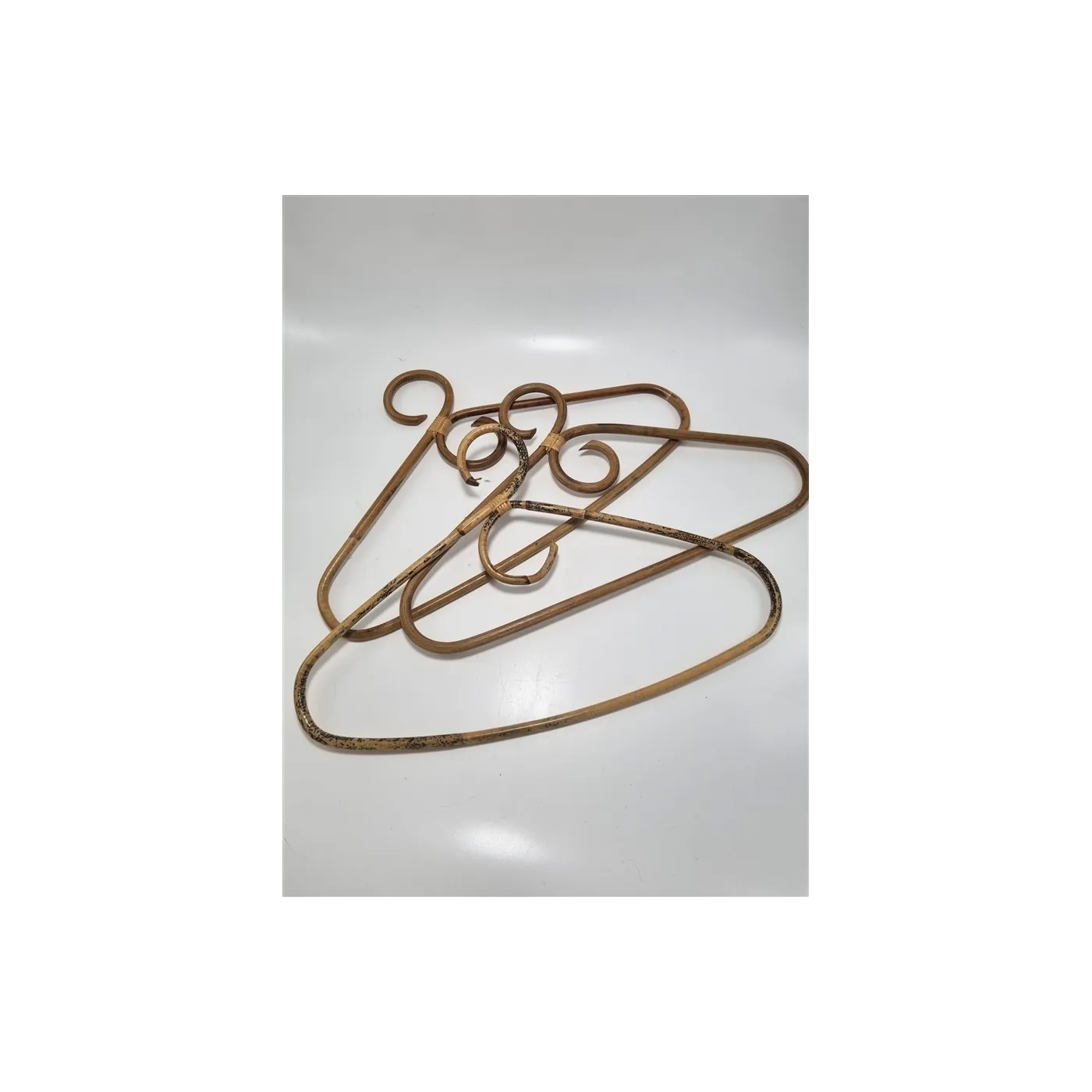 Lot de 3 cintres en rotin