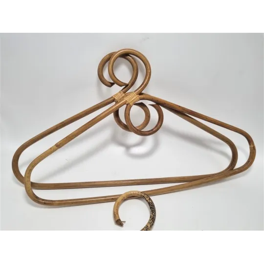 Lot de 3 cintres en rotin