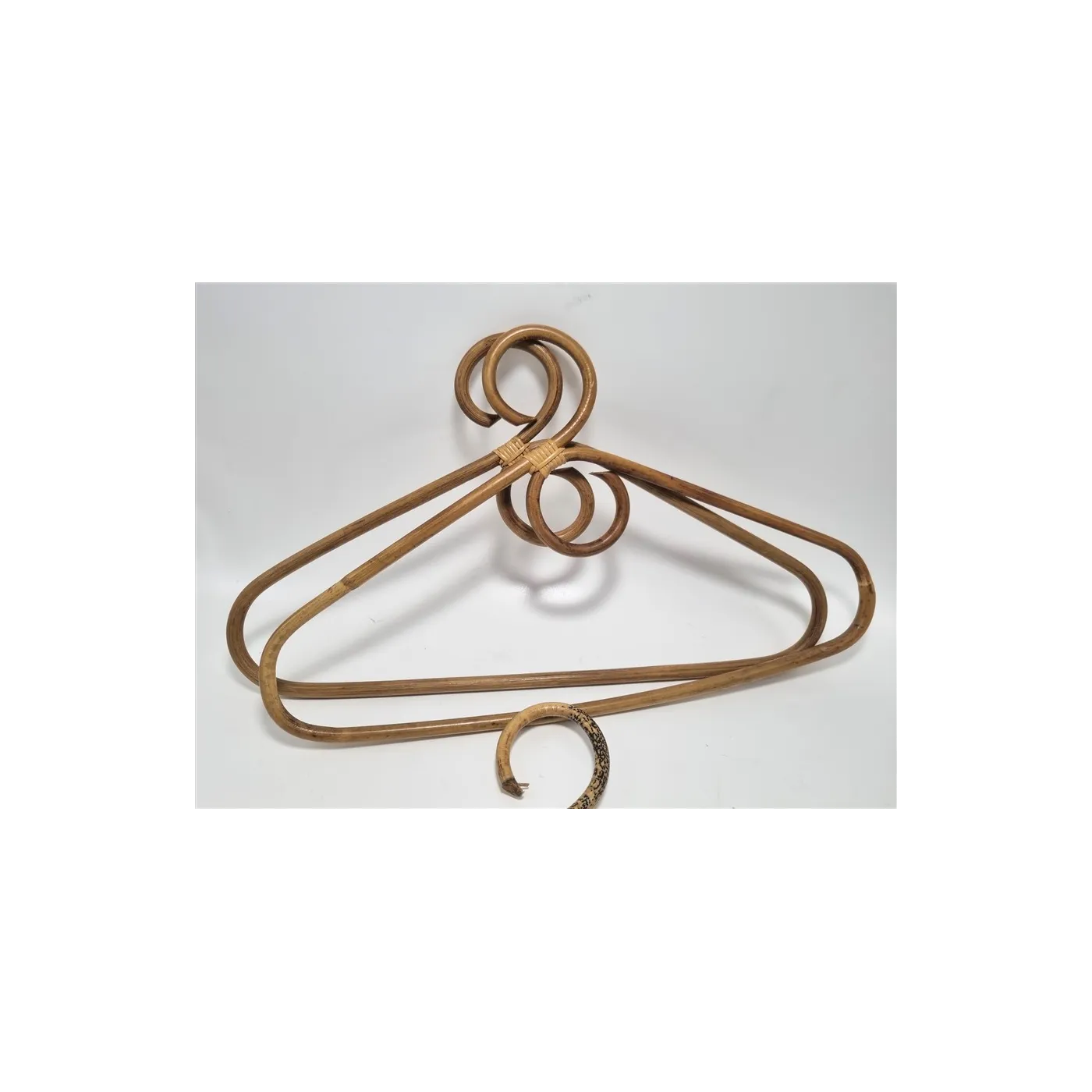 Lot de 3 cintres en rotin