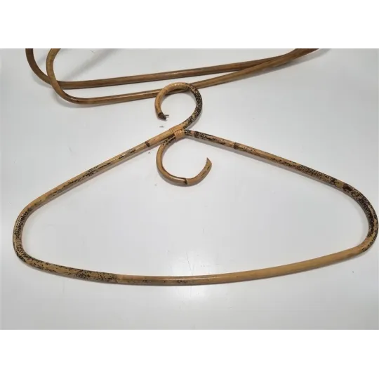 Lot de 3 cintres en rotin