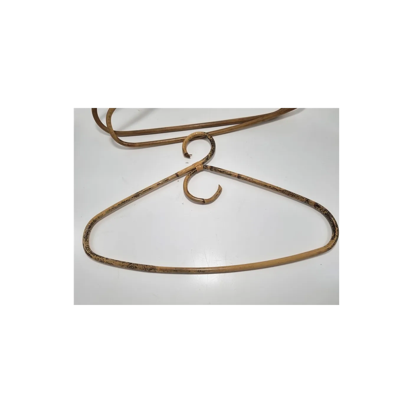 Lot de 3 cintres en rotin