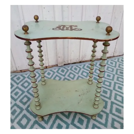 Etagère bobines patinée monogrammée