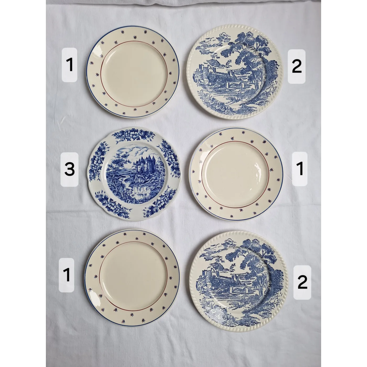 Assiettes plates bleues vintage