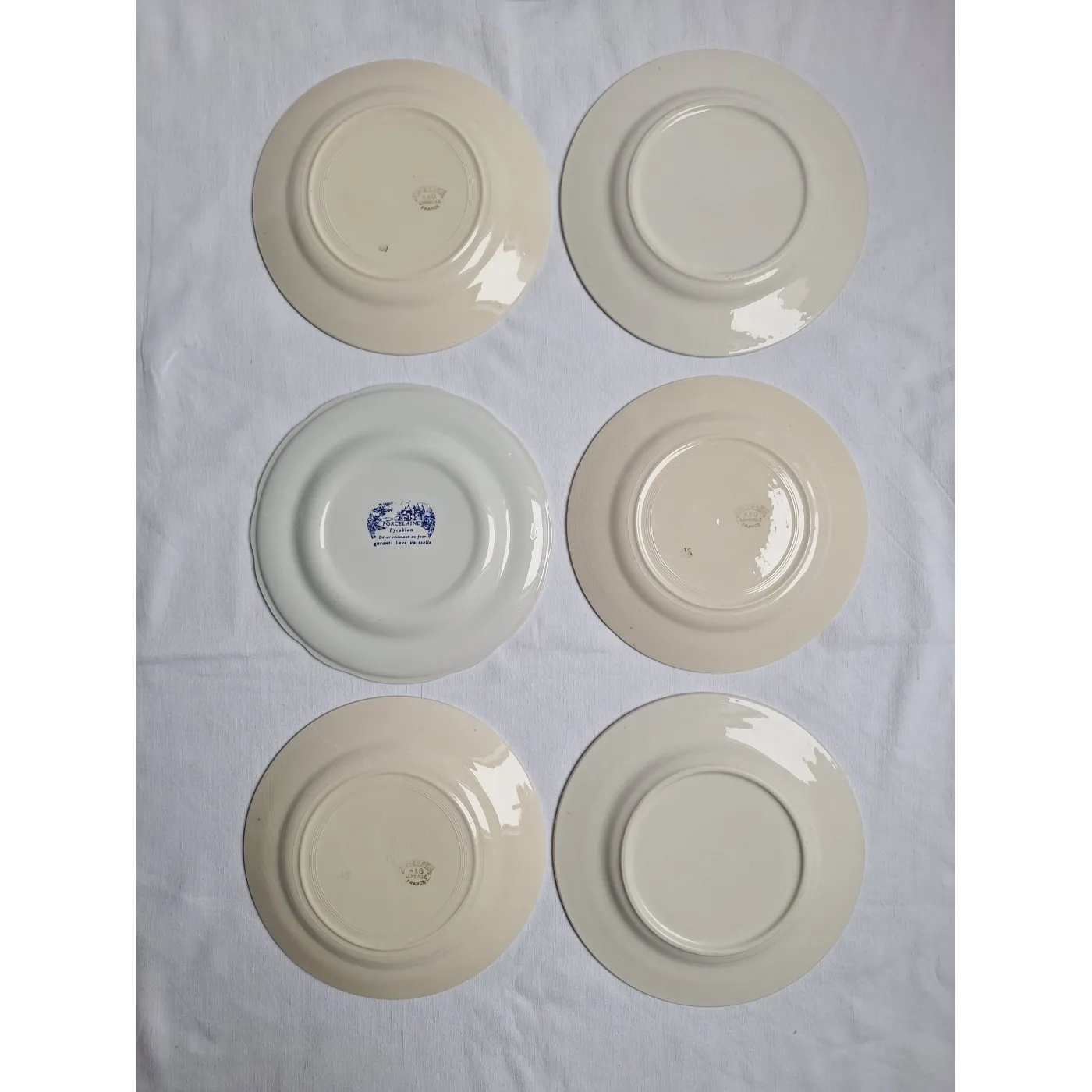 Assiettes plates bleues vintage