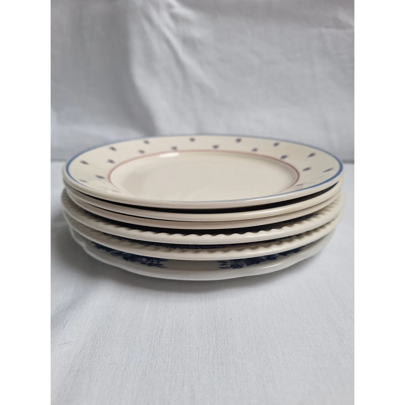 Assiettes plates bleues vintage