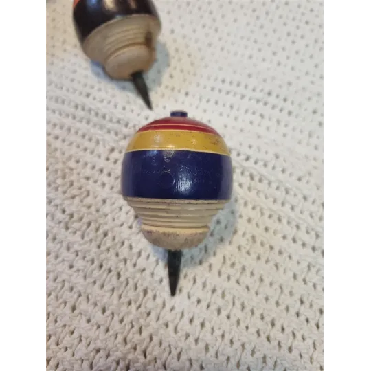 Duo d'anciennes toupies