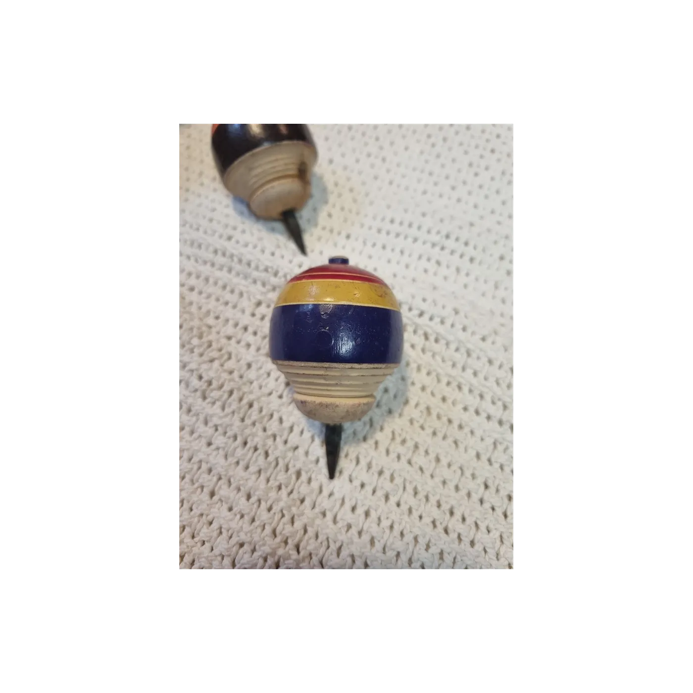 Duo d'anciennes toupies