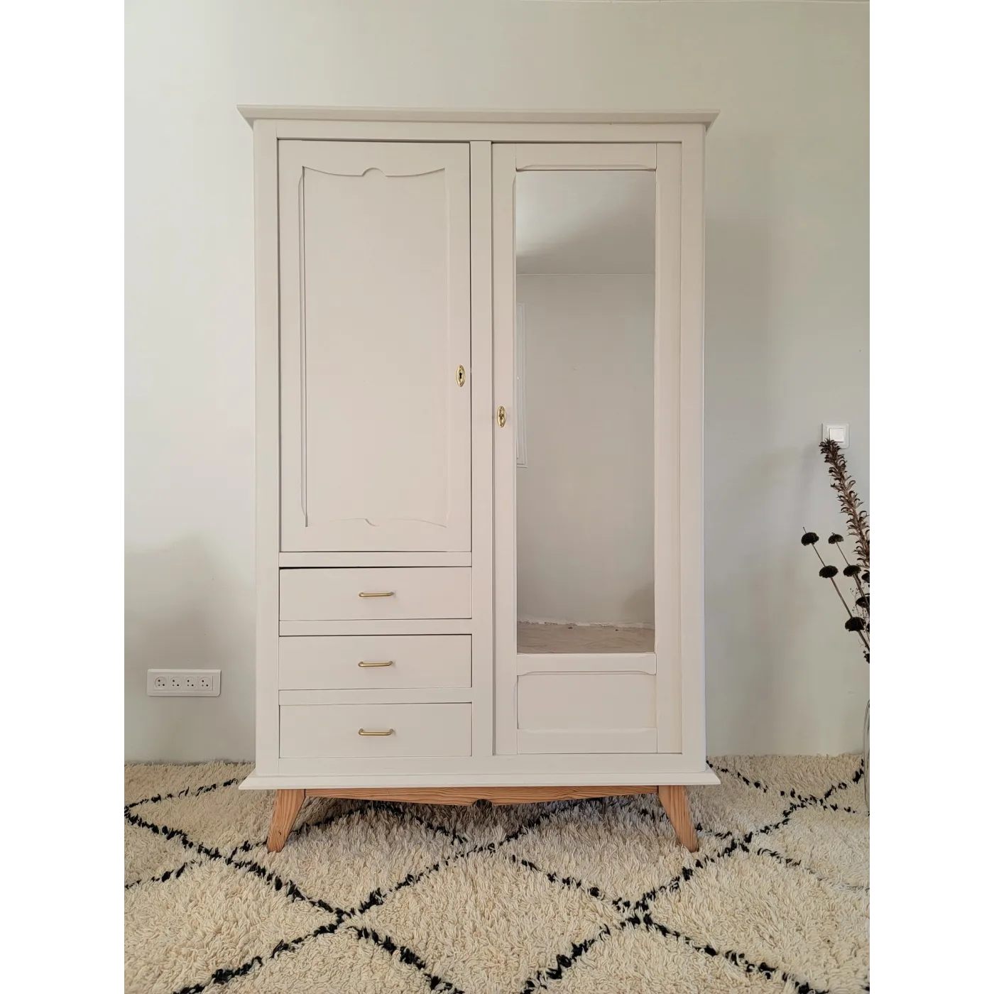 armoire vintage beige pieds compas miroir tiroir étagères penderie