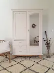 armoire vintage beige pieds compas miroir tiroir étagères penderie