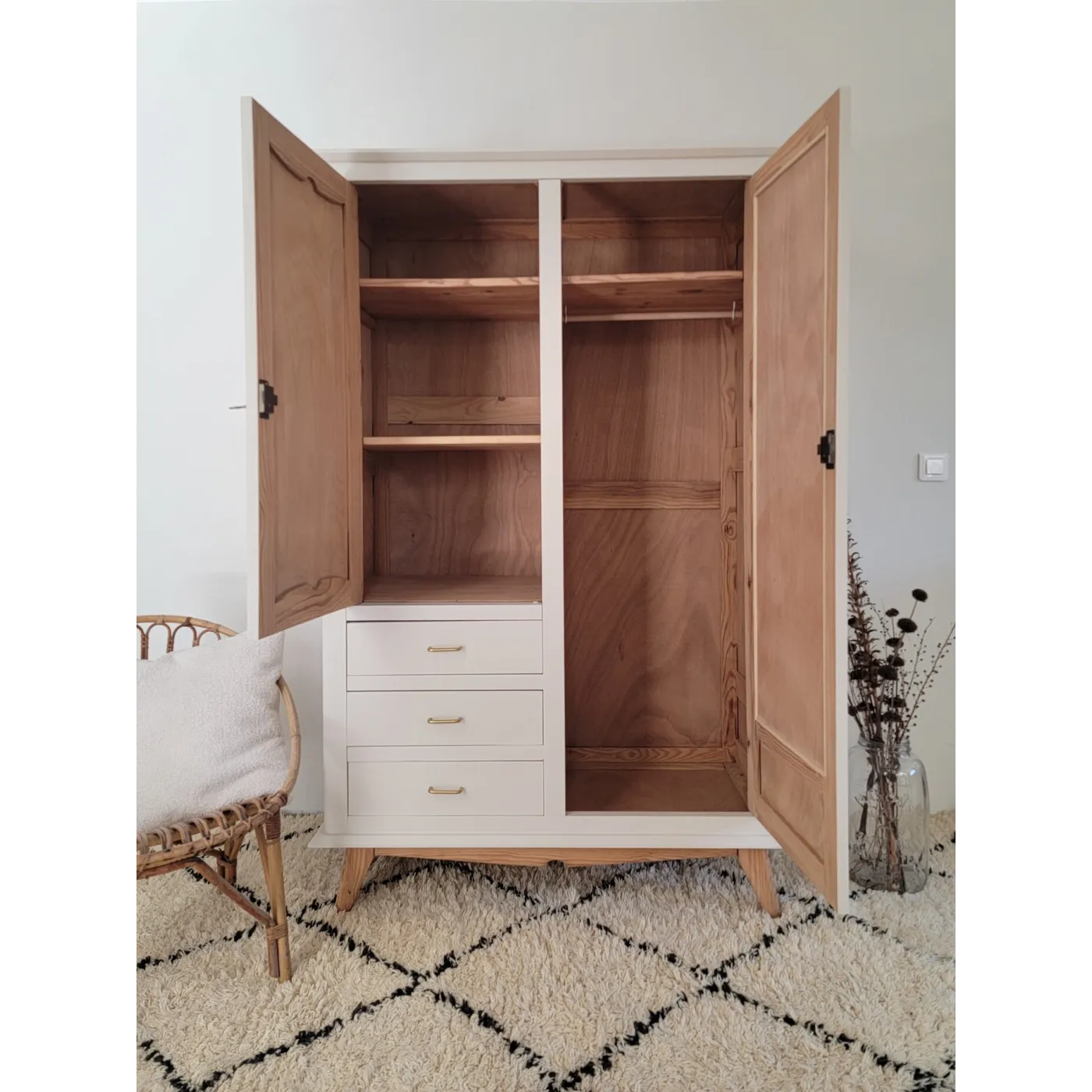 armoire vintage beige pieds compas miroir tiroir étagères penderie