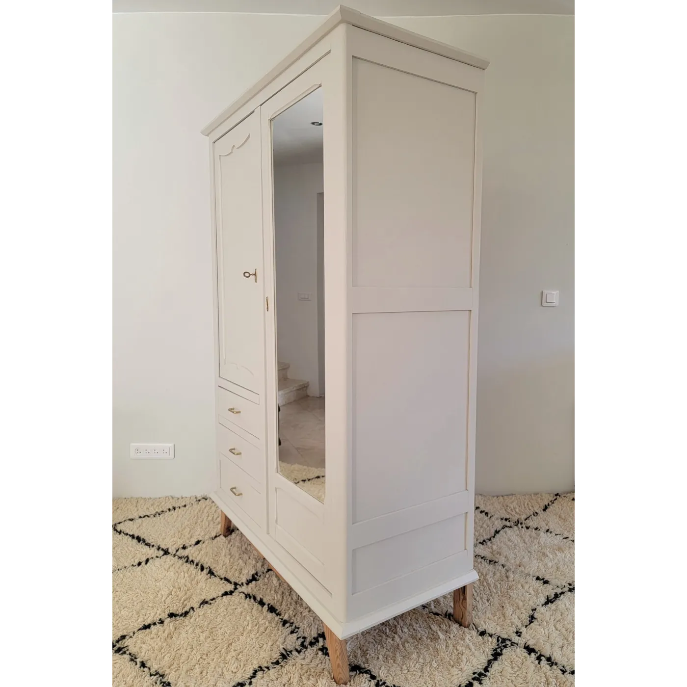 armoire vintage beige pieds compas miroir tiroir étagères penderie