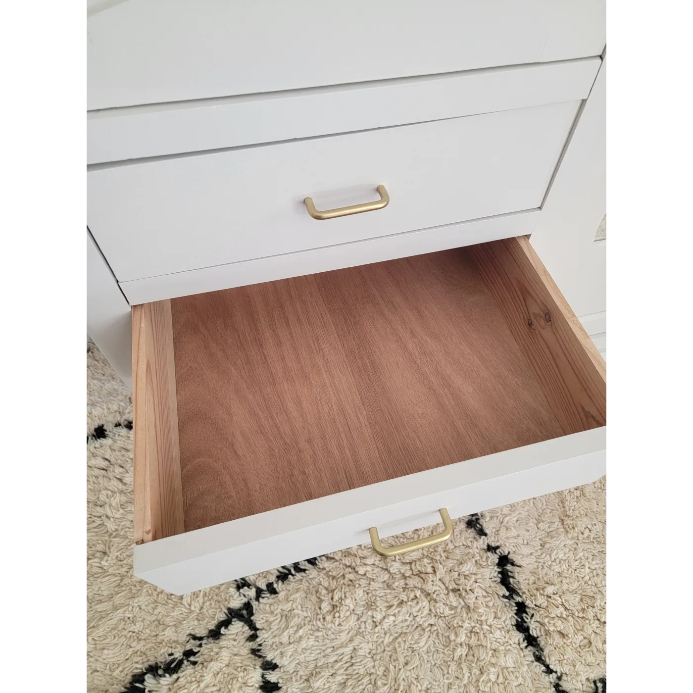 armoire vintage beige pieds compas miroir tiroir étagères penderie