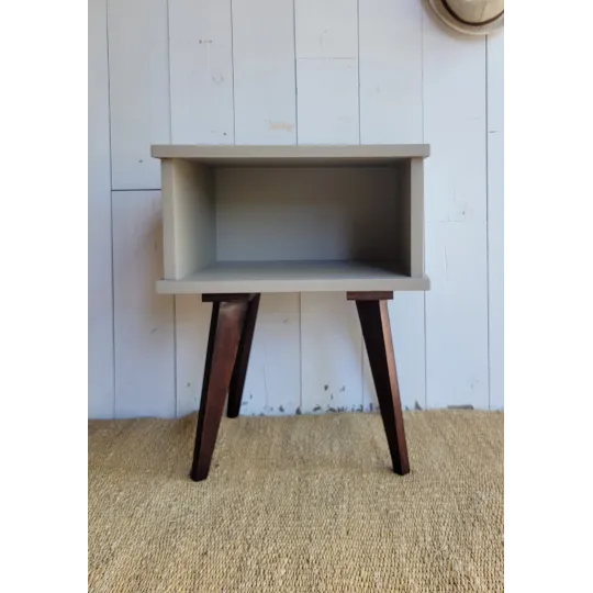 table de chevet vintage au pieds compas avec une niche de rangement rénovée en brun 