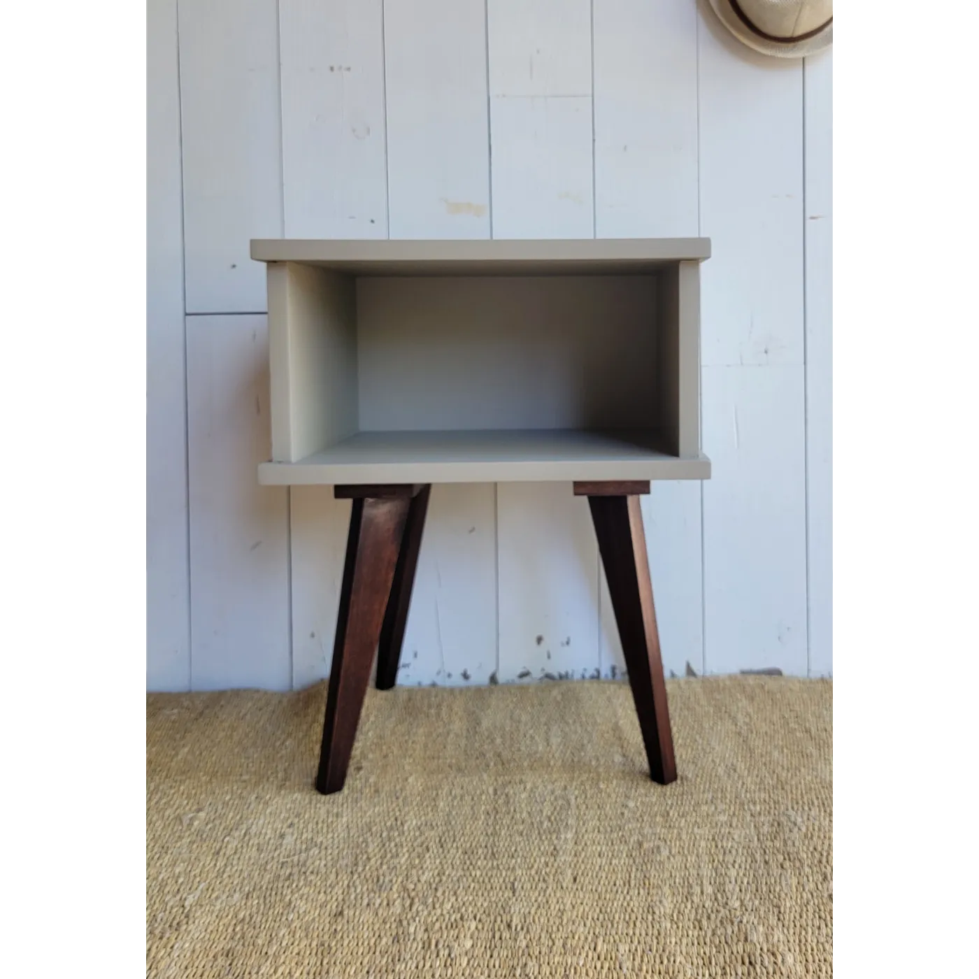 table de chevet vintage au pieds compas avec une niche de rangement rénovée en brun 
