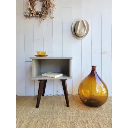 table de chevet vintage au pieds compas avec une niche de rangement rénovée en brun