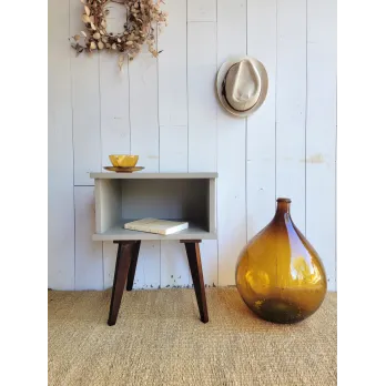 table de chevet vintage au pieds compas avec une niche de rangement rénovée en brun