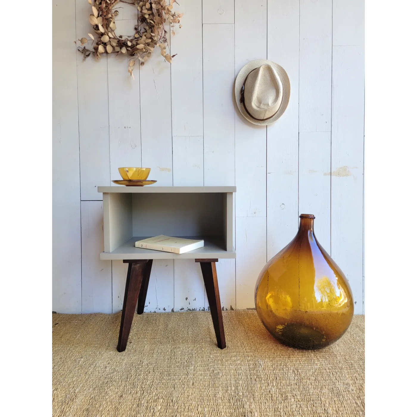 table de chevet vintage au pieds compas avec une niche de rangement rénovée en brun