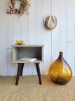 table de chevet vintage au pieds compas avec une niche de rangement rénovée en brun
