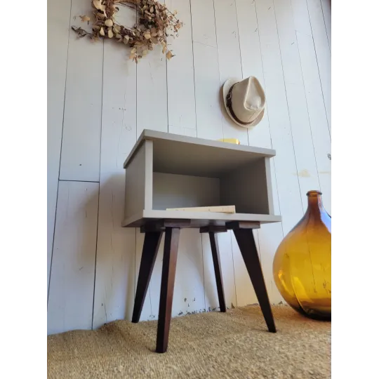 table de chevet vintage au pieds compas avec une niche de rangement rénovée en brun