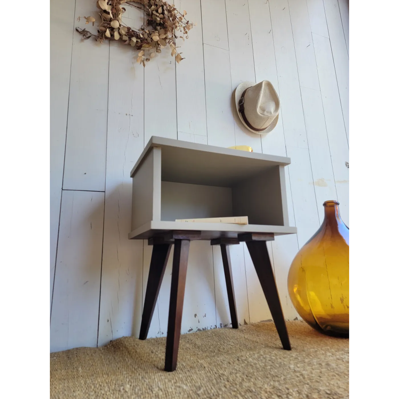 table de chevet vintage au pieds compas avec une niche de rangement rénovée en brun