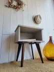 table de chevet vintage au pieds compas avec une niche de rangement rénovée en brun