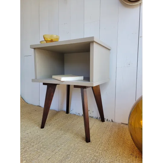 table de chevet vintage au pieds compas avec une niche de rangement rénovée en brun 
