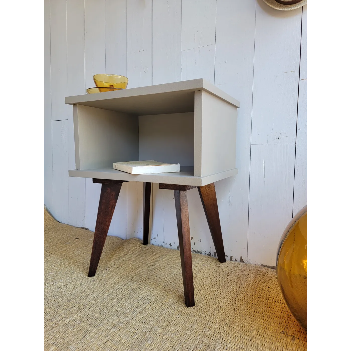 table de chevet vintage au pieds compas avec une niche de rangement rénovée en brun 