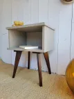 table de chevet vintage au pieds compas avec une niche de rangement rénovée en brun 