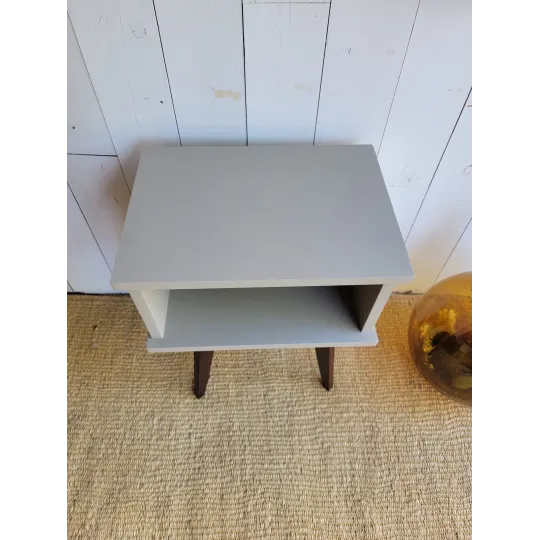 table de chevet vintage au pieds compas avec une niche de rangement rénovée en brun 