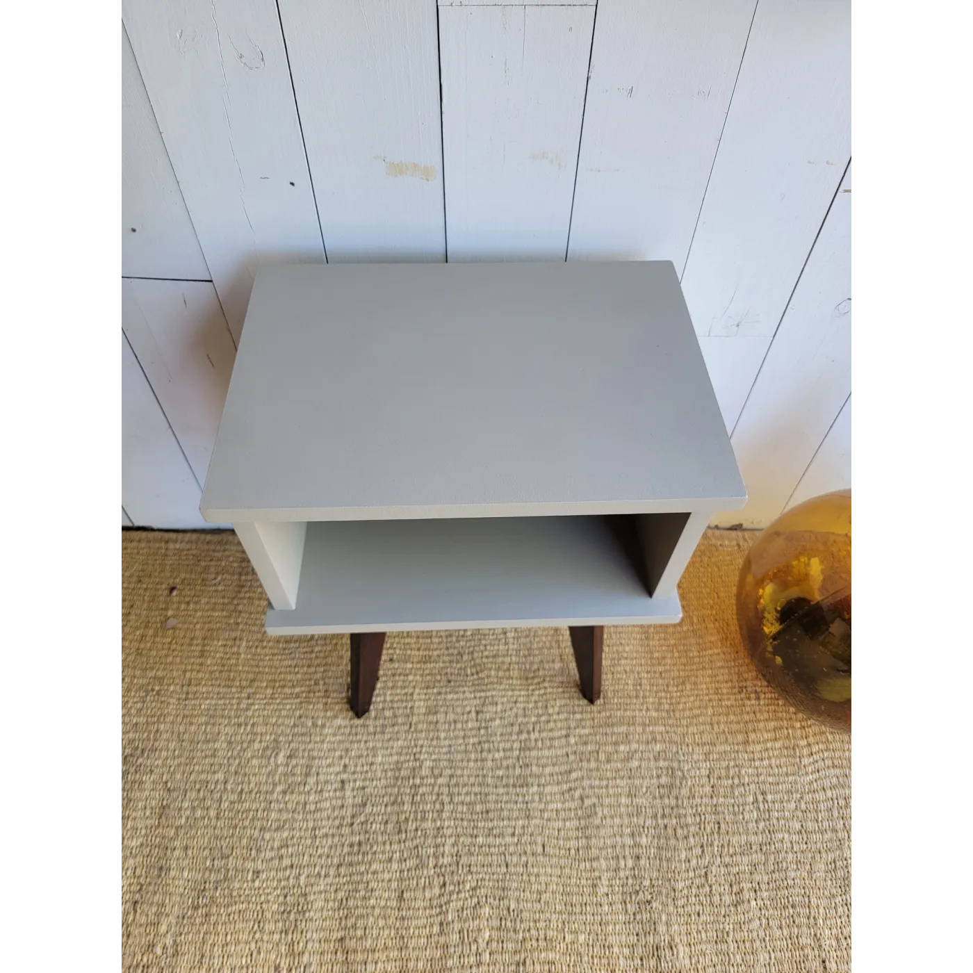 table de chevet vintage au pieds compas avec une niche de rangement rénovée en brun 