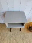table de chevet vintage au pieds compas avec une niche de rangement rénovée en brun 
