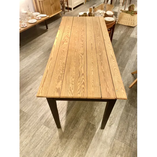 Table de ferme piètement noir