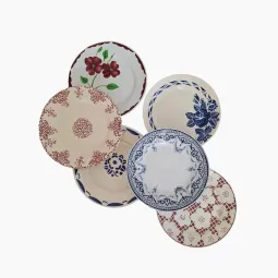 Assiettes plates bleu et rose vintage